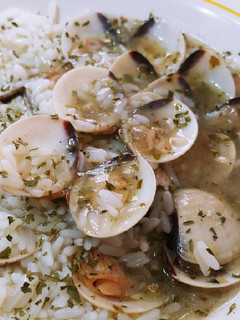 Una foto de Arroz meloso y caldoso marinero con almejas en salsa verde
