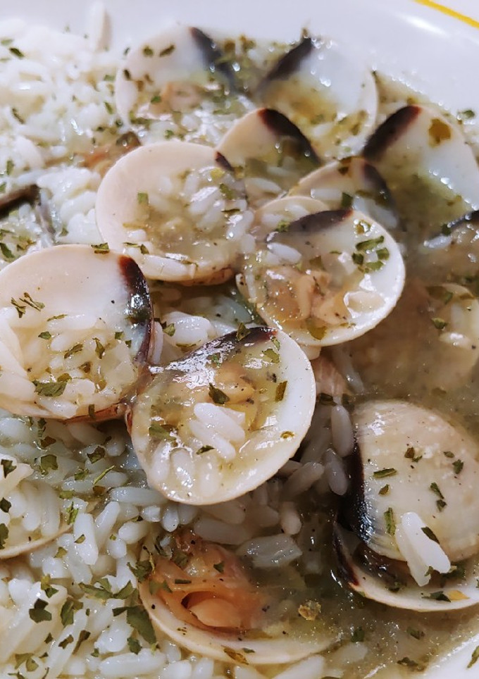 Una foto de Arroz meloso y caldoso marinero con almejas en salsa verde