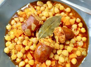 Foto principal de Potaje de garbanzos con chorizo asturiano