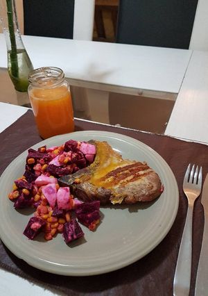Una foto de Chuleta de cerdo embebida con jugo de naranja y mostaza