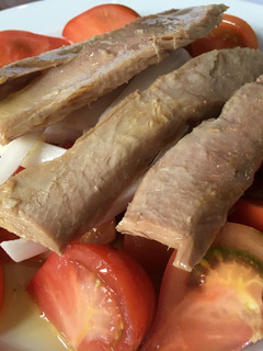 Una foto de Ensalada de tomate y melva