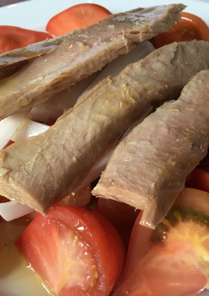 Una foto de Ensalada de tomate y melva