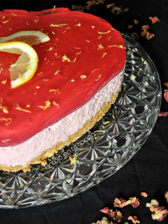 Una foto de Tarta fría fácil de frambuesa y limón sin horno