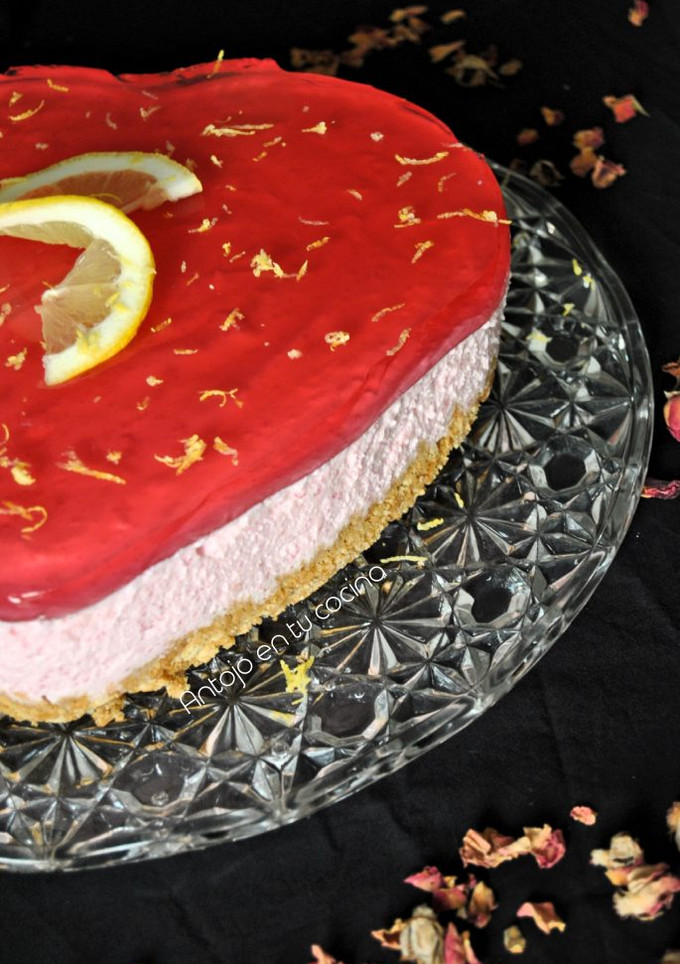 Una foto de Tarta fría fácil de frambuesa y limón sin horno