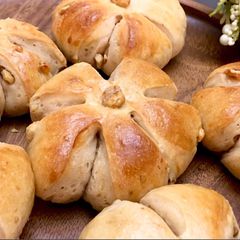 Honey and walnut bread A picture of Honey and walnut bread.
