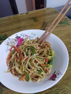 Una foto de Low mein de tallarines con kanikama