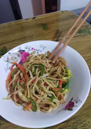 Una foto de Low mein de tallarines con kanikama