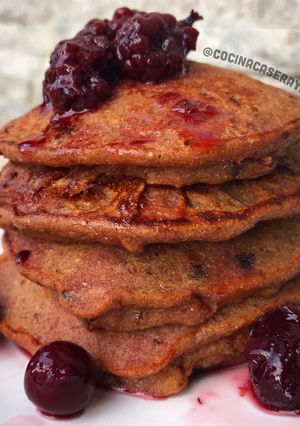 Una foto de Pancakes de chocolate y banana sin tacc. Ig; @cocinacaseraya