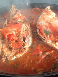 Una foto de Atún con tomate y morrón