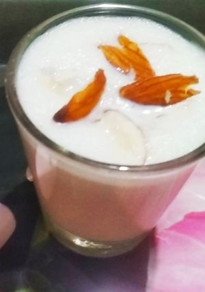 इंस्टेंट बादाम शेक (Instant badam shake recipe in hindi) रेसिपी मुख्य फोटो