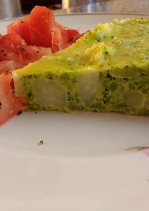 Una foto de Tortilla de brócoli y papa