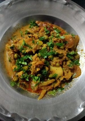 A picture of Cauliflower green peas and potato recipe.