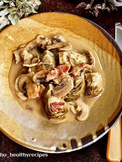 Una foto de Alcachofas con champiñones y jamón