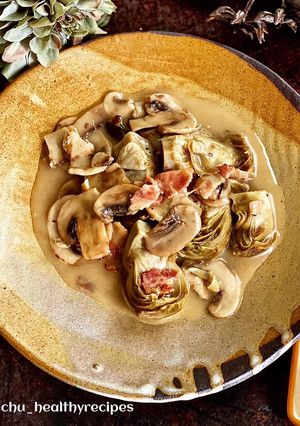 Una foto de Alcachofas con champiñones y jamón