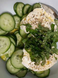 Una foto de Ensalada de pepino,yogurt y yerbabuena 🥒🍃