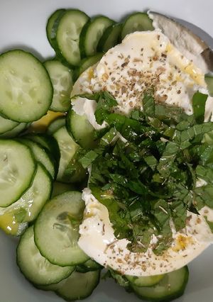 Una foto de Ensalada de pepino,yogurt y yerbabuena 🥒🍃