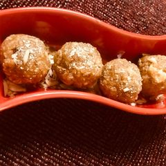 A picture of Peanut and makhane ladoo.