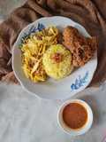 Nasi Kuning Ayam Crispy