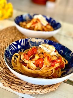 Una foto de Pasta con berenjena, tomates y mozzarella fresca