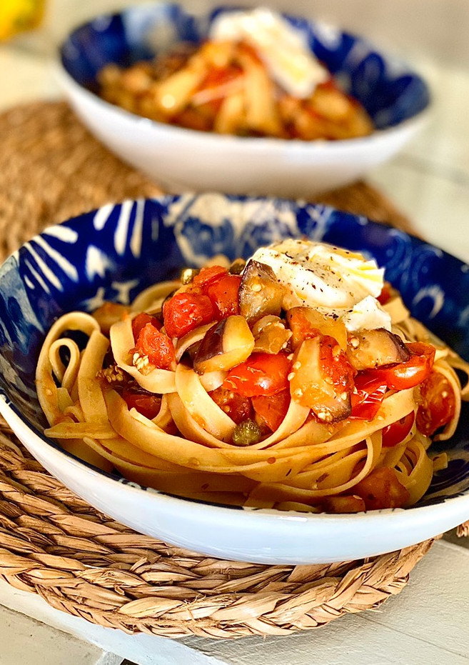Una foto de Pasta con berenjena, tomates y mozzarella fresca