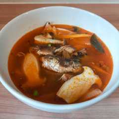 Tom yum sarden kaleng (ต้มยำปลากระป๋อง) রেসিপির প্রধান ছবি