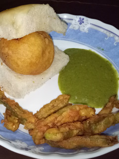 वड़ा पाव (Vada pav recipe in Hindi) रेसिपी मुख्य फोटो