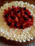 Mostachón de nuez con frutos rojos y cobertura de limón