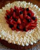 Mostachón de nuez con frutos rojos y cobertura de limón