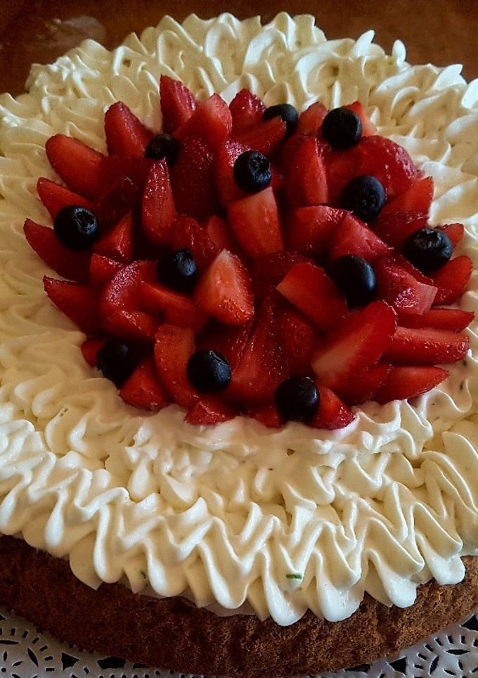 Una foto de Mostachón de nuez con frutos rojos y cobertura de limón