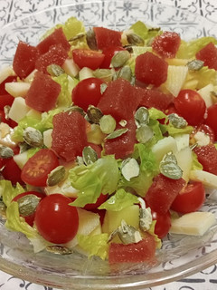 Una foto de Ensalada con dulce de membrillo