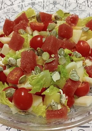 Una foto de Ensalada con dulce de membrillo