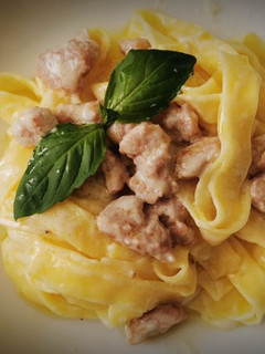 Una foto de Fettuccine a la crema de salchichas con Parmesano