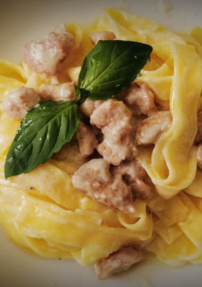 Una foto de Fettuccine a la crema de salchichas con Parmesano