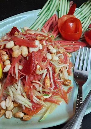 র প্যাপায়া স্যালাড (raw papaya salad recipe in Bengali) রেসিপির প্রধান ছবি