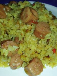 Una foto de Arroz con salchichas