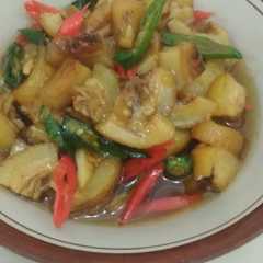 A picture of Oseng kikil cabe hijau merah.