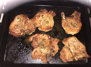 Una foto de Chuletas a las finas hierbas y pimienta