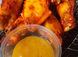 Una foto de Alitas de pollo en freidora de aire con salsa mango habanero