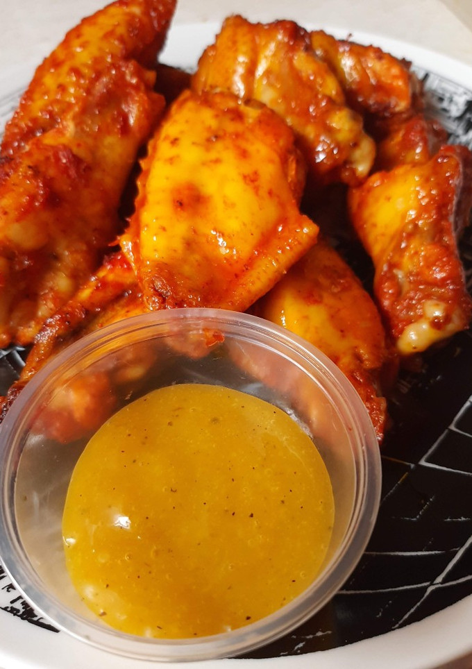 Una foto de Alitas de pollo en freidora de aire con salsa mango habanero