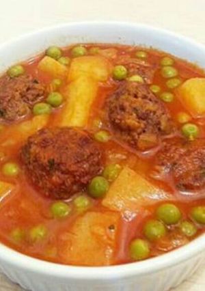 صورة لوصفة مرقة البزالا الخضرا مع كرات اللحم