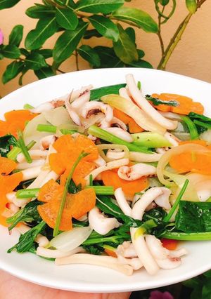 Hình của món Mực xào hành tỏi.
