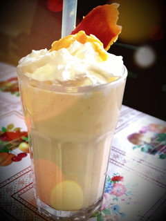 Una foto de Mango lassi con yogurt de proteínas