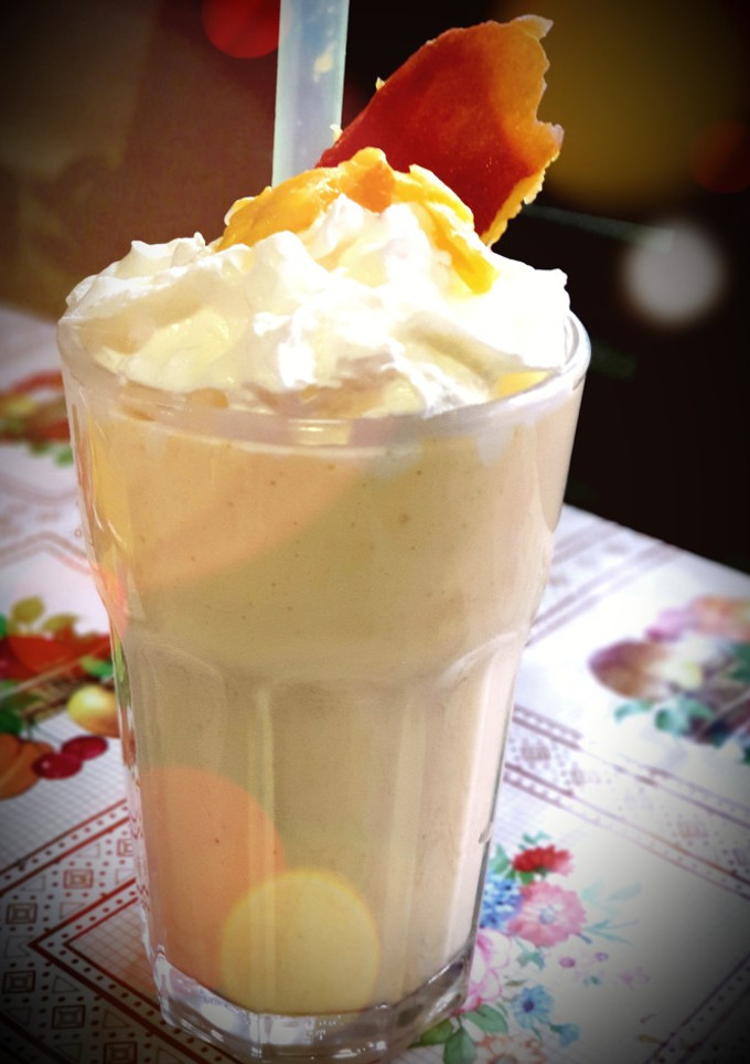 Una foto de Mango lassi con yogurt de proteínas