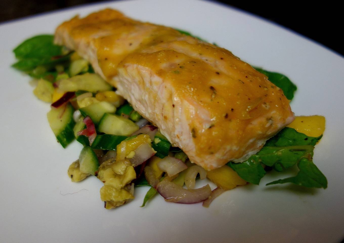 Baked salmon with mango sauce