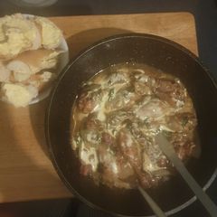 A picture of Chicken with white wine.