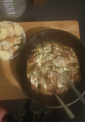 A picture of Chicken with white wine.