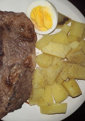 Una foto de Bifes de chorizo con papas