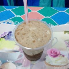 A picture of Coke float.
