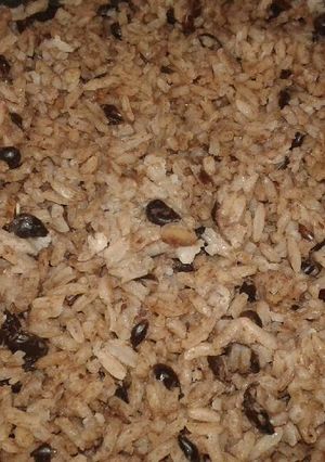 Una foto de Arroz con frijoles negro o caraota como le dicen en otras partes