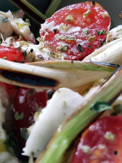 Una foto de Ensalada de ajos tiernos, mozzarella, tomate y albahaca